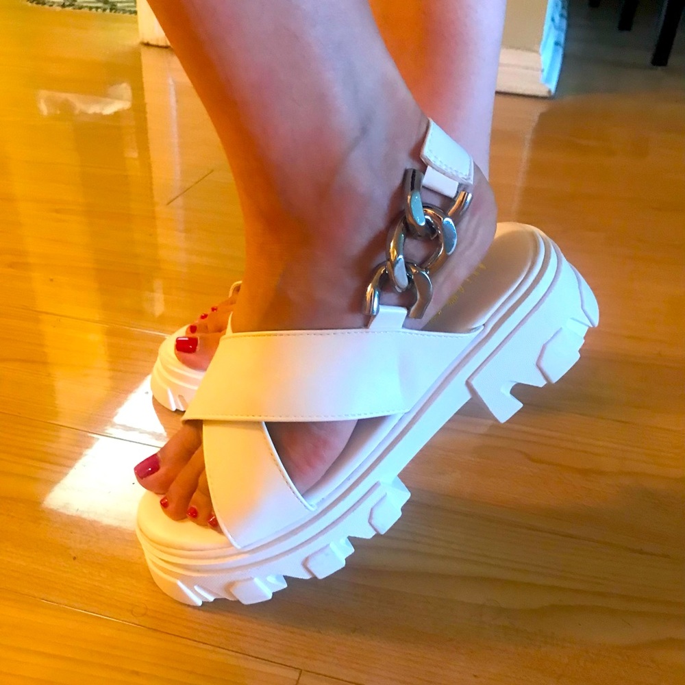 Brand new with the box. Has silver links on the side.